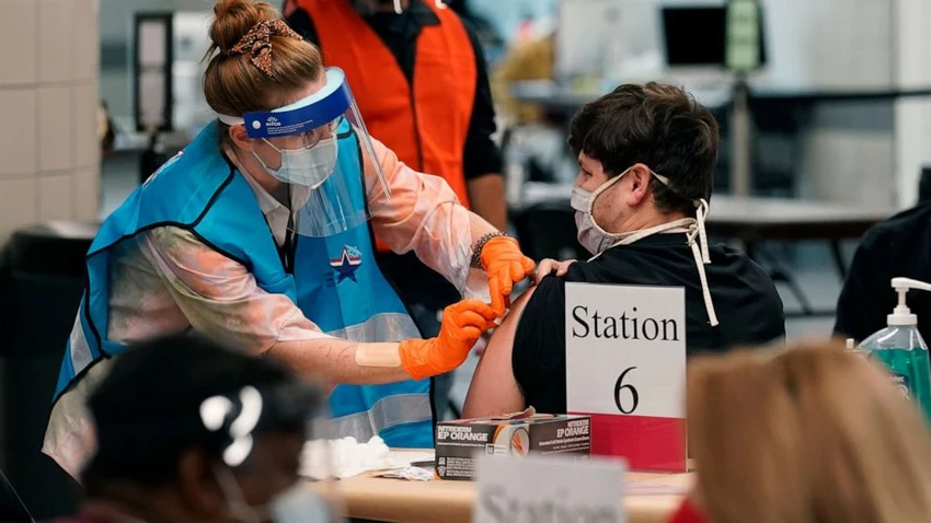 Nhân viên y tế tiêm vaccine ngừa COVID-19 cho người dân tại Texas (Mỹ). Ảnh: AP Nhân viên y tế tiêm vaccine ngừa COVID-19 cho người dân tại Texas (Mỹ). Ảnh: AP