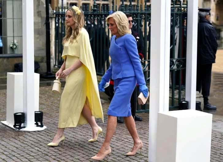 Đệ nhất phu nhân Mỹ Jill Biden (phải) và cháu gái Finnegan Biden đến Tu viện Westminster trong trang phục màu vàng và xanh lam. Ảnh: REUTERS Đệ nhất phu nhân Mỹ Jill Biden (phải) và cháu gái Finnegan Biden đến Tu viện Westminster trong trang phục màu vàng và xanh lam. Ảnh: REUTERS