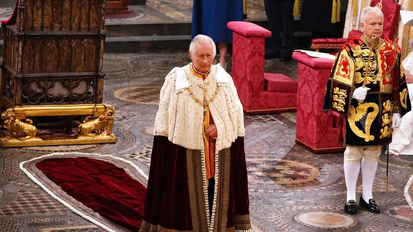 Vua Charles III đến Tu viện Westminster áo choàng Robe of State màu đỏ thẫm mà ông ngoại của ông là Vua George VI mặc trong lễ đăng quang năm 1937. Ảnh: CNN Vua Charles III đến Tu viện Westminster áo choàng Robe of State màu đỏ thẫm mà ông ngoại của ông là Vua George VI mặc trong lễ đăng quang năm 1937. Ảnh: CNN