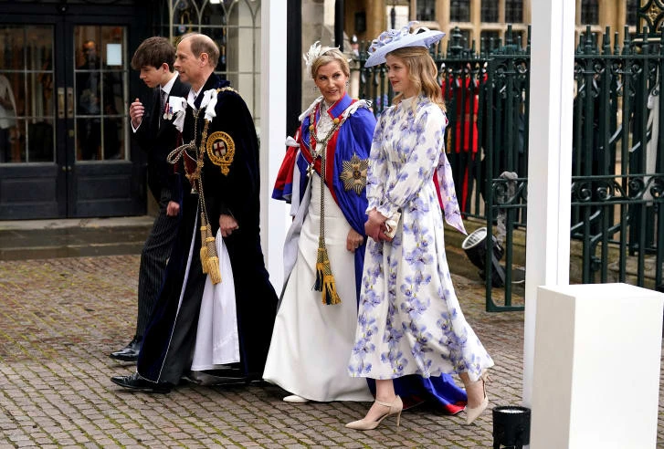 Công tước xứ Edinburgh (con út của Nữ hoàng Elizabeth II) cùng vợ và các con tại Tu viện Westminster. Ảnh: AP Công tước xứ Edinburgh (con út của Nữ hoàng Elizabeth II) cùng vợ và các con tại Tu viện Westminster. Ảnh: AP
