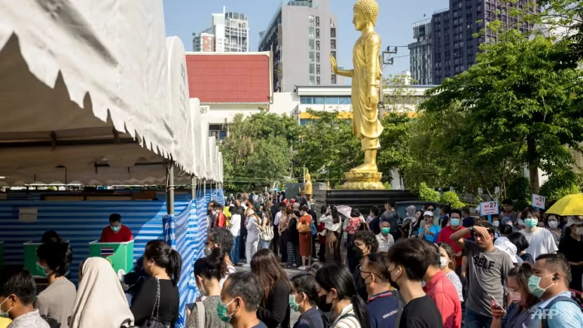 Nhiều người xếp hàng tại điểm bỏ phiếu đền Wat That Thong ở thủ đô Bangkok. Ảnh: AFP Nhiều người xếp hàng tại điểm bỏ phiếu đền Wat That Thong ở thủ đô Bangkok. Ảnh: AFP