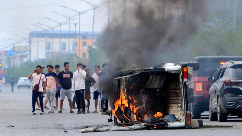 Một ô tô cháy trên đường phố Imphal, thủ phủ bang Manipur (Ấn Độ) sau cuộc đụng độ giữa các nhóm sắc tộc. Ảnh: AFP Một ô tô cháy trên đường phố Imphal, thủ phủ bang Manipur (Ấn Độ) sau cuộc đụng độ giữa các nhóm sắc tộc. Ảnh: AFP