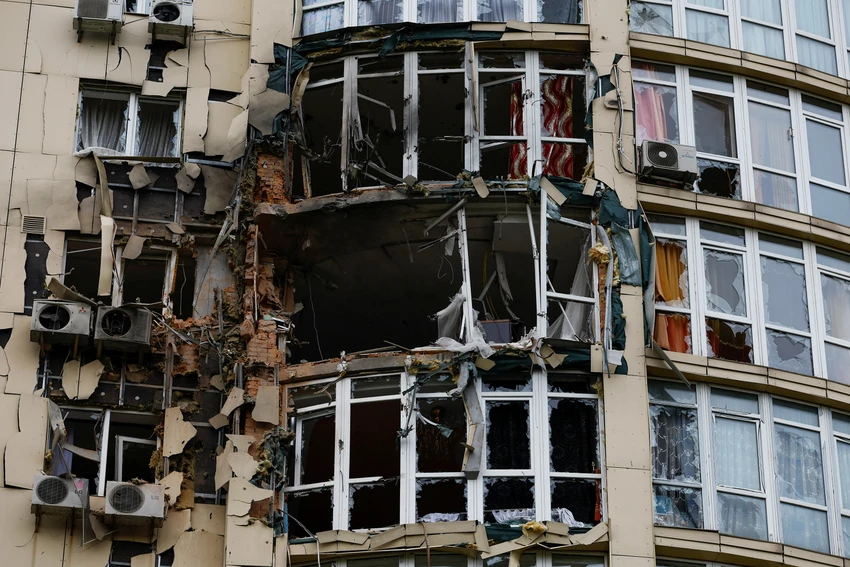 Một tòa nhà chung cư bị hư hại ở thủ đô Kiev (Ukraine) ngày 8-5. Ảnh: REUTERS Một tòa nhà chung cư bị hư hại ở thủ đô Kiev (Ukraine) ngày 8-5. Ảnh: REUTERS