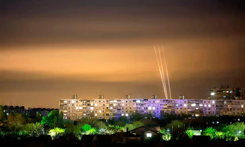 Tên lửa phóng từ khu vực Belgorod (Nga) vào sáng 8-5. Ảnh: AP Tên lửa phóng từ khu vực Belgorod (Nga) vào sáng 8-5. Ảnh: AP