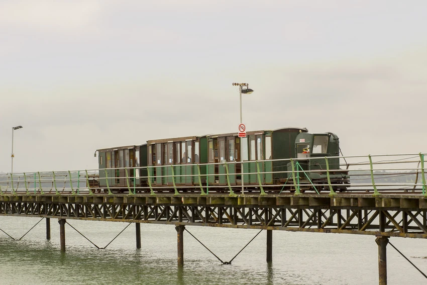 Tuyến đường sắt Hythe Pier, Anh. Ảnh: NEW CIVIL ENGINEER Tuyến đường sắt Hythe Pier, Anh. Ảnh: NEW CIVIL ENGINEER