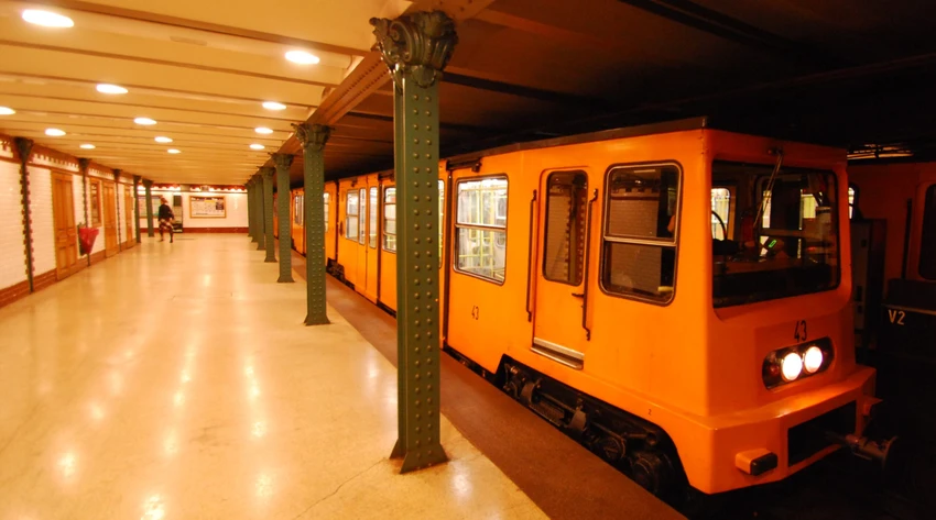 Tuyến tàu điện ngầm nhỏ ở Hungary. Ảnh: DMC Tuyến tàu điện ngầm nhỏ ở Hungary. Ảnh: DMC