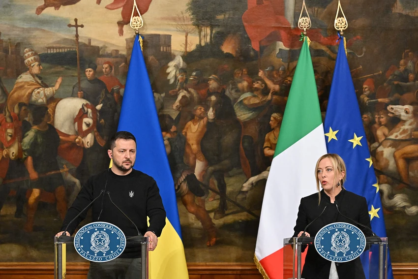 Tổng thống Ukraine Volodymyr Zelensky (trái) và Thủ tướng Ý Giorgia Meloni tổ chức họp báo chung tại thủ đô Rome (Ý) ngày 13-5. Ảnh: AFP Tổng thống Ukraine Volodymyr Zelensky (trái) và Thủ tướng Ý Giorgia Meloni tổ chức họp báo chung tại thủ đô Rome (Ý) ngày 13-5. Ảnh: AFP