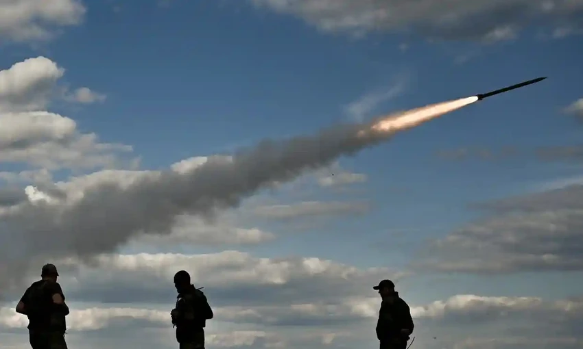 Quân đội Ukraine khai hỏa một hệ thống phóng tên lửa đa năng Partyzan ở tỉnh Zaporizhia (Ukraine). Ảnh: REUTERS Quân đội Ukraine khai hỏa một hệ thống phóng tên lửa đa năng Partyzan ở tỉnh Zaporizhia (Ukraine). Ảnh: REUTERS