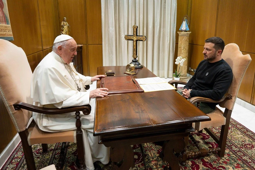 Tổng thống Ukraine Volodymyr Zelensky (phải) gặp Giáo hoàng Francis tại Vatican ngày 13- 5. Ảnh: AP Tổng thống Ukraine Volodymyr Zelensky (phải) gặp Giáo hoàng Francis tại Vatican ngày 13- 5. Ảnh: AP