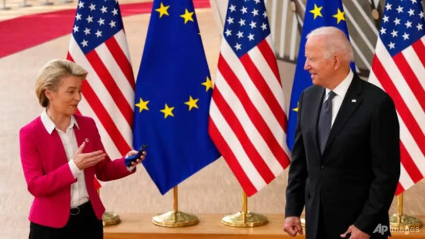 Chủ tịch Ủy ban Châu Âu Ursula von der Leyen (trái) và Tổng thống Mỹ Joe Biden tại hội nghị thượng đỉnh EU - Mỹ vào tháng 6-2021. Ảnh: AP Chủ tịch Ủy ban Châu Âu Ursula von der Leyen (trái) và Tổng thống Mỹ Joe Biden tại hội nghị thượng đỉnh EU - Mỹ vào tháng 6-2021. Ảnh: AP