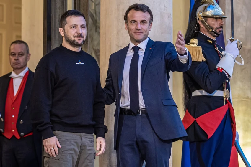Tổng thống Pháp Emmanuel Macron (phải) chào đón người đồng cấp Ukraine Volodymyr Zelensky tại Cung điện Elysee (ở thủ đô Paris, Pháp) ngày 14-5. Ảnh: EPA-EFE Tổng thống Pháp Emmanuel Macron (phải) chào đón người đồng cấp Ukraine Volodymyr Zelensky tại Cung điện Elysee (ở thủ đô Paris, Pháp) ngày 14-5. Ảnh: EPA-EFE