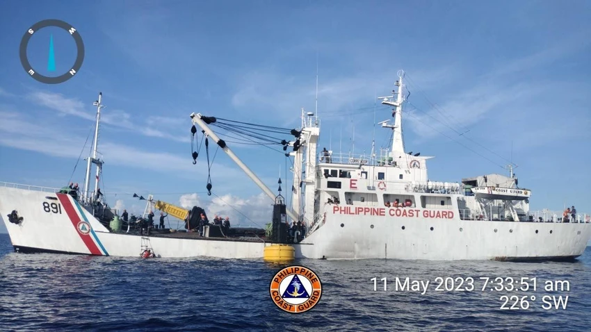 Lực lượng bảo vệ bờ biển Philippines đặt các phao định hướng mang quốc kỳ nước này trên Biển Đông hôm 11-5. Ảnh: TWITTER Lực lượng bảo vệ bờ biển Philippines đặt các phao định hướng mang quốc kỳ nước này trên Biển Đông hôm 11-5. Ảnh: TWITTER