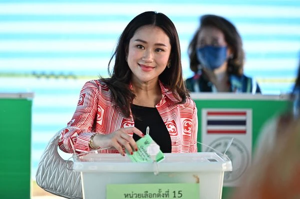Bà Paetongtarn Shinawatra - ứng viên tranh cử chức thủ tướng Thái Lan của đảng Vì nước Thái - bỏ phiếu. Ảnh: AFP Bà Paetongtarn Shinawatra - ứng viên tranh cử chức thủ tướng Thái Lan của đảng Vì nước Thái - bỏ phiếu. Ảnh: AFP