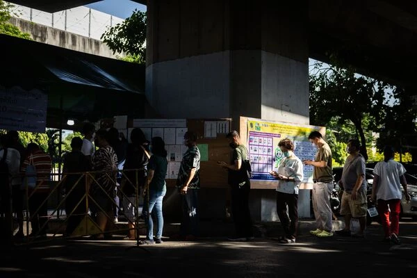 Cử tri xếp hàng tại một điểm bỏ phiếu ở Bangkok (Thái Lan). Ảnh: GETTY IMAGES Cử tri xếp hàng tại một điểm bỏ phiếu ở Bangkok (Thái Lan). Ảnh: GETTY IMAGES