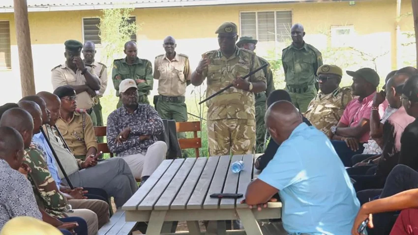 Nhân viên Cơ quan Động vật hoang dã Kenya (KWS) thảo luận với người dân quận Kajiado về việc bảo tồn động vật hoang dã. Ảnh: KWS Nhân viên Cơ quan Động vật hoang dã Kenya (KWS) thảo luận với người dân quận Kajiado về việc bảo tồn động vật hoang dã. Ảnh: KWS