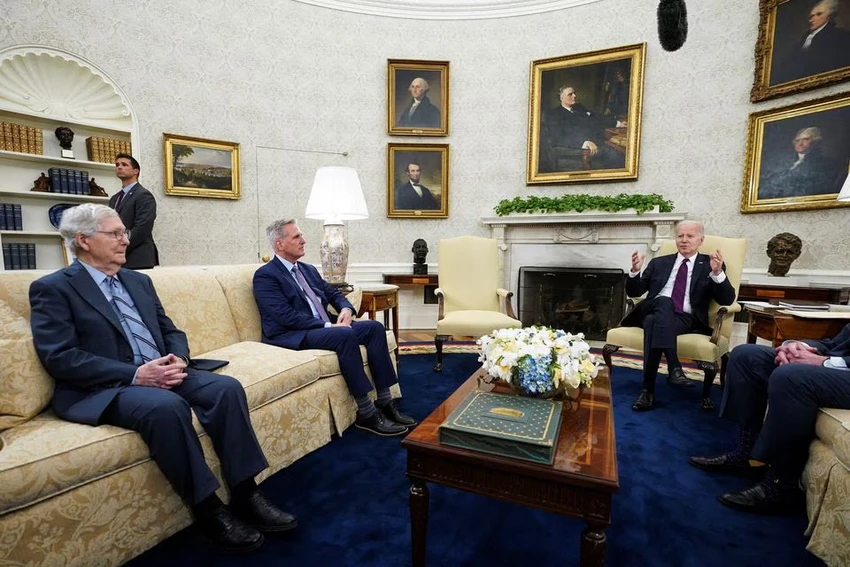 Tổng thống Mỹ Joe Biden cùng Lãnh đạo phe thiểu số tại Thượng viện Mitch McConnell và Chủ tịch Hạ viện Kevin McCarthy tại cuộc đàm phán về mức trần nợ công hôm 9-5. Ảnh: REUTERS
