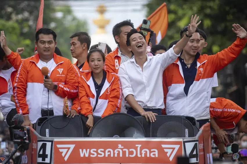 Ông Pita Limjaroenrat (áo trắng) vẫy tay chào những người ủng hộ trên đường phố thủ đô Bangkok (Thái Lan). Ảnh: AP Ông Pita Limjaroenrat (áo trắng) vẫy tay chào những người ủng hộ trên đường phố thủ đô Bangkok (Thái Lan). Ảnh: AP