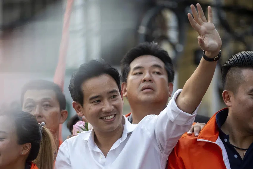 Khi ông Pita Limjaroenrat nói "xin chào" đến đám đông, những người ủng hộ ông đáp lại: "Xin chào, ngài Thủ tướng". Ảnh: AP Khi ông Pita Limjaroenrat nói "xin chào" đến đám đông, những người ủng hộ ông đáp lại: "Xin chào, ngài Thủ tướng". Ảnh: AP