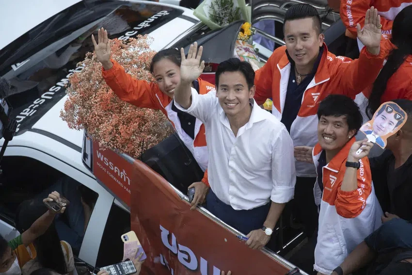 “Tôi rất vui mừng thông báo với các bạn rằng một ngày mới đã đến đối với người dân chúng ta. Đó sẽ là một ngày mới tươi sáng và đầy hy vọng” - ông Pita nói với những người ủng hộ tập trung tại quảng trường bên ngoài Văn phòng Hành chính Thủ đô Bangkok (Thái Lan). Ảnh: AP “Tôi rất vui mừng thông báo với các bạn rằng một ngày mới đã đến đối với người dân chúng ta. Đó sẽ là một ngày mới tươi sáng và đầy hy vọng” - ông Pita nói với những người ủng hộ tập trung tại quảng trường bên ngoài Văn phòng Hành chính Thủ đô Bangkok (Thái Lan). Ảnh: AP