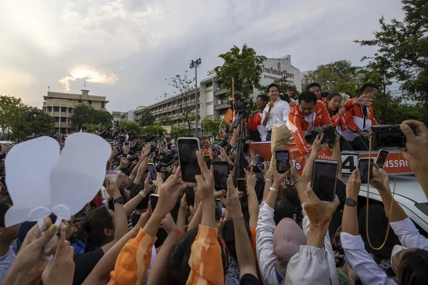 "Đối với những người không nhìn thấy hy vọng ở đất nước này, những người có thể đã từ bỏ hoặc cảm thấy tuyệt vọng, những người nghĩ rằng sự tồn tại của họ không được chú ý và tiếng nói của họ không được lắng nghe, hôm nay là câu trả lời dành cho các bạn" - ông Pita Limjaroenrat nói với những người ủng hộ hôm 15-5. Ảnh: AP "Đối với những người không nhìn thấy hy vọng ở đất nước này, những người có thể đã từ bỏ hoặc cảm thấy tuyệt vọng, những người nghĩ rằng sự tồn tại của họ không được chú ý và tiếng nói của họ không được lắng nghe, hôm nay là câu trả lời dành cho các bạn" - ông Pita Limjaroenrat nói với những người ủng hộ hôm 15-5. Ảnh: AP