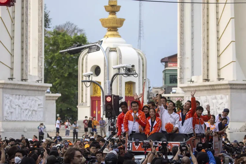 Phát biểu trước những người ủng hộ, ông Pita Limjaroenrat cho hay: “Mọi thứ đều có thể xảy ra ở đất nước chúng ta khi chúng ta cùng làm với nhau. Vinh dự lớn nhất trong cuộc đời tôi là khi được phục vụ các bạn. Tôi hứa với các bạn rằng khi chúng tôi thức dậy mỗi sáng, chúng tôi sẽ tuyệt đối chiến đấu vì các bạn". Phát biểu trước những người ủng hộ, ông Pita Limjaroenrat cho hay: “Mọi thứ đều có thể xảy ra ở đất nước chúng ta khi chúng ta cùng làm với nhau. Vinh dự lớn nhất trong cuộc đời tôi là khi được phục vụ các bạn. Tôi hứa với các bạn rằng khi chúng tôi thức dậy mỗi sáng, chúng tôi sẽ tuyệt đối chiến đấu vì các bạn".