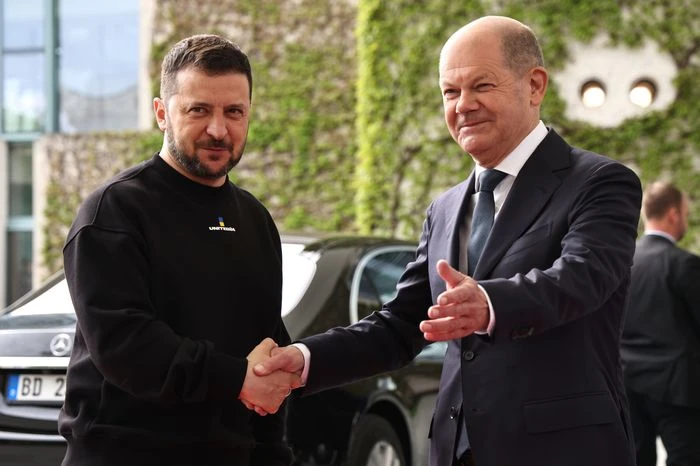 Tổng thống Ukraine Volodymyr Zelensky và Thủ tướng Đức Olaf Scholz hôm 14-5. Ảnh: SHUTTERSTOCK