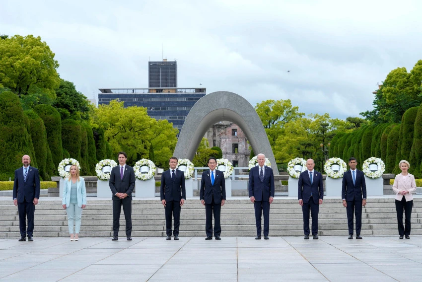 Các lãnh đạo G7 và Liên minh châu Âu (EU) chụp ảnh chung tại Công viên Tưởng niệm Hòa bình Hiroshima ở TP Hiroshima (Nhật) ngày 19-5. Ảnh: JAPAN TODAY