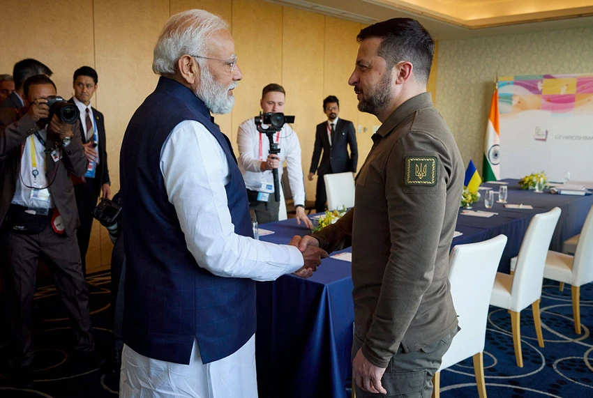 Tổng thống Ukraine Volodymyr Zelensky (phải) bắt tay với Thủ tướng Ấn Độ Narendra Modi bên lề hội nghị thượng đỉnh G7 tại TP Hiroshima (Nhật) ngày 20-5. Ảnh: AFP Tổng thống Ukraine Volodymyr Zelensky (phải) bắt tay với Thủ tướng Ấn Độ Narendra Modi bên lề hội nghị thượng đỉnh G7 tại TP Hiroshima (Nhật) ngày 20-5. Ảnh: AFP