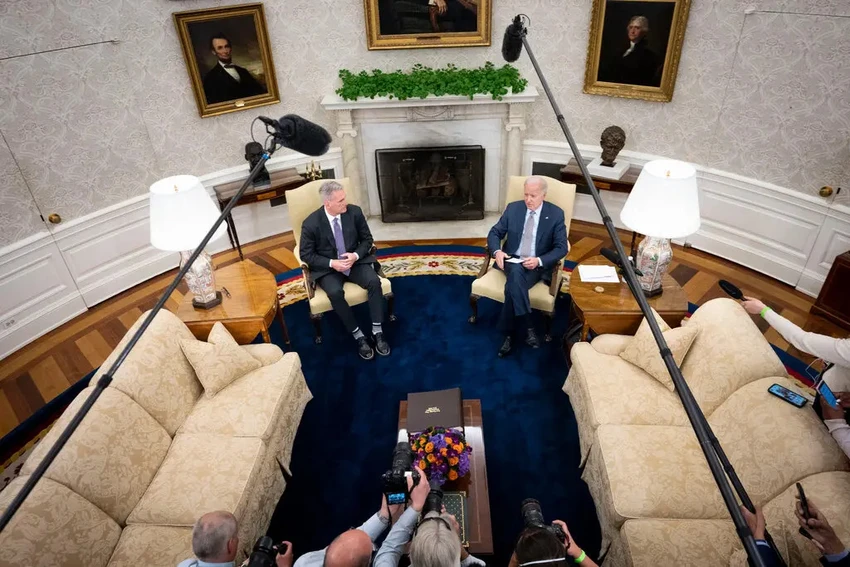 Tổng thống Mỹ Joe Biden và Chủ tịch Hạ viện Kevin McCarthy trong cuộc họp hôm 22-5. Ảnh: THE NEW YORK TIMES Tổng thống Mỹ Joe Biden và Chủ tịch Hạ viện Kevin McCarthy trong cuộc họp hôm 22-5. Ảnh: THE NEW YORK TIMES