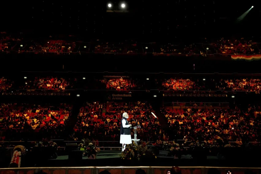 Khoảng 20.000 người tập trung tại sân vận động Qudos Bank Arena, Sydney (Úc) để chào đón Thủ tướng Ấn Độ Narendra Modi. Ảnh: AP Khoảng 20.000 người tập trung tại sân vận động Qudos Bank Arena, Sydney (Úc) để chào đón Thủ tướng Ấn Độ Narendra Modi. Ảnh: AP