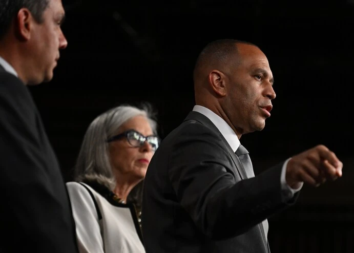 Lãnh đạo phe thiểu số tại Hạ viện Mỹ Hakeem Jeffries phát biểu trong cuộc họp báo hôm 24-5. Ảnh: THE WASHINGTON POST Lãnh đạo phe thiểu số tại Hạ viện Mỹ Hakeem Jeffries phát biểu trong cuộc họp báo hôm 24-5. Ảnh: THE WASHINGTON POST