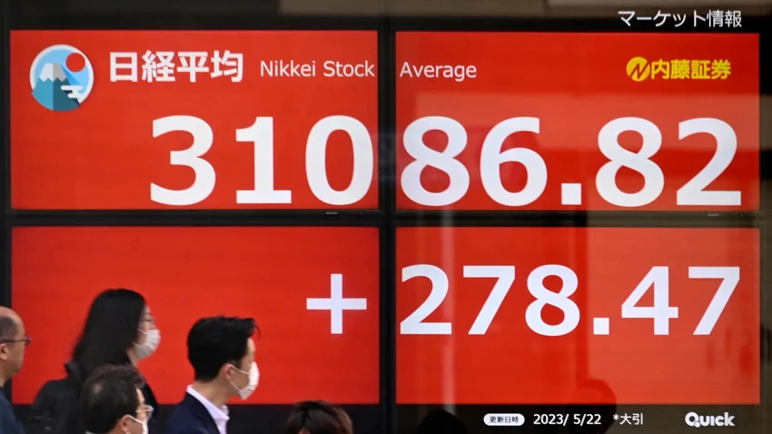 Bảng điện tử hiển thị các chỉ số của Sở giao dịch chứng khoán Tokyo. Ảnh: AFP