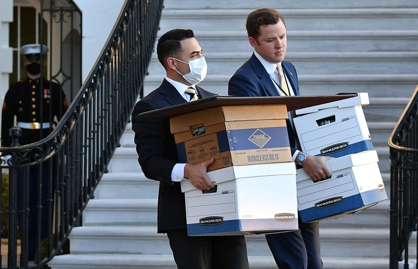 Các nhân viên của cựu Tổng thống Donald Trump mang các hộp đựng tài liệu ra khỏi Nhà Trắng trước khi ông rời nhiệm sở vào năm 2021. Ảnh: AFP Các nhân viên của cựu Tổng thống Donald Trump mang các hộp đựng tài liệu ra khỏi Nhà Trắng trước khi ông rời nhiệm sở vào năm 2021. Ảnh: AFP