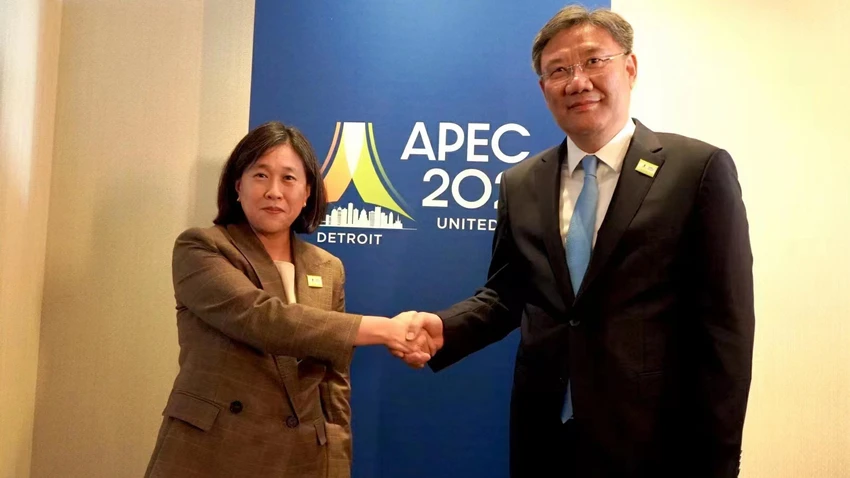 Đại diện Thương mại Mỹ Katherine Tai (trái) và Bộ trưởng Thương mại Trung Quốc Vương Văn Đào gặp nhau bên lề Hội nghị Bộ trưởng Thương mại APEC 2023 tại Mỹ ngày 26-5. Ảnh: GNTN