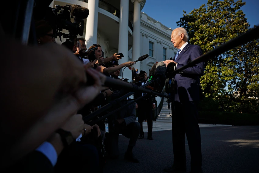 Tổng thống Mỹ Joe Biden nói chuyện với các phóng viên tại Nhà Trắng (thủ đô Washington D.C) ngày 26-5. Ảnh: GETTY IMAGES Tổng thống Mỹ Joe Biden nói chuyện với các phóng viên tại Nhà Trắng (thủ đô Washington D.C) ngày 26-5. Ảnh: GETTY IMAGES