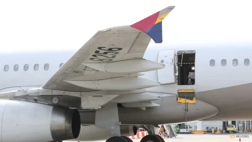 Chiếc máy bay của hãng hàng không Asiana Airlines bị hành khách mở cửa thoát hiểm khi đang chuẩn bị hạ cánh. Ảnh: REUTERS Chiếc máy bay của hãng hàng không Asiana Airlines bị hành khách mở cửa thoát hiểm khi đang chuẩn bị hạ cánh. Ảnh: REUTERS