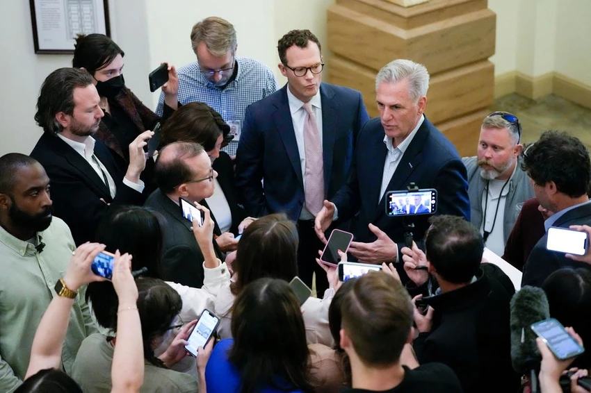 Chủ tịch Hạ viện Mỹ Kevin McCarthy trả lời truyền thông tại trụ sở quốc hội Mỹ (thủ đô Washington D.C). Ảnh: AP