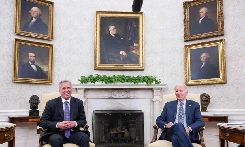 Tổng thống Mỹ Joe Biden (phải) và Chủ tịch Hạ viện Kevin McCarthy trong cuộc họp về trần nợ công hôm 22-5. Ảnh: AFP Tổng thống Mỹ Joe Biden (phải) và Chủ tịch Hạ viện Kevin McCarthy trong cuộc họp về trần nợ công hôm 22-5. Ảnh: AFP