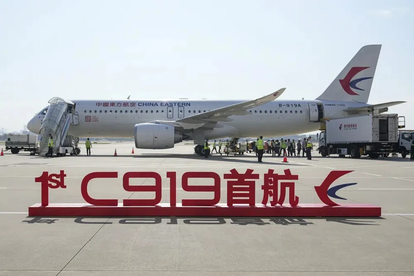 Chiếc máy bay C919 trước khi thực hiện chuyến bay thương mại đầu tiên. Ảnh: TÂN HOA XÃ Chiếc máy bay C919 trước khi thực hiện chuyến bay thương mại đầu tiên. Ảnh: TÂN HOA XÃ