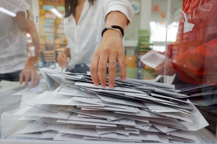 Một điểm bỏ phiếu ở Tây Ban Nha tiến hành kiểm phiếu vào ngày 28-5. Ảnh: REUTERS Một điểm bỏ phiếu ở Tây Ban Nha tiến hành kiểm phiếu vào ngày 28-5. Ảnh: REUTERS