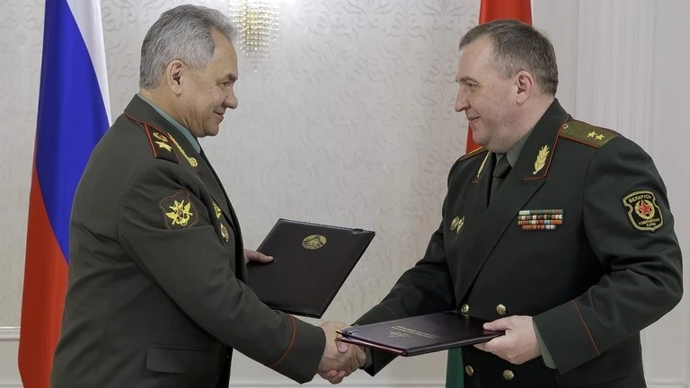 Bộ trưởng Quốc phòng Nga Sergei Shoigu (trái) và Bộ trưởng Quốc phòng Belarus Viktor Khrenin trong cuộc gặp ở thủ đô Minsk (Belarus) ngày 25-5. Ảnh: AP Bộ trưởng Quốc phòng Nga Sergei Shoigu (trái) và Bộ trưởng Quốc phòng Belarus Viktor Khrenin trong cuộc gặp ở thủ đô Minsk (Belarus) ngày 25-5. Ảnh: AP