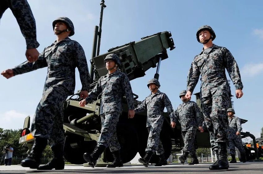 Các binh sĩ Lực lượng Phòng vệ Nhật đi ngang qua một đơn vị tên lửa Tên lửa Patriot PAC-3 ở thủ đô Tokyo (Nhật). Ảnh: REUTERS Các binh sĩ Lực lượng Phòng vệ Nhật đi ngang qua một đơn vị tên lửa Tên lửa Patriot PAC-3 ở thủ đô Tokyo (Nhật). Ảnh: REUTERS
