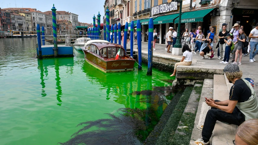 Nước một phần kênh đào Lớn ở Venice (Ý) chuyển sang màu xanh huỳnh quang. Ảnh: AP Nước một phần kênh đào Lớn ở Venice (Ý) chuyển sang màu xanh huỳnh quang. Ảnh: AP