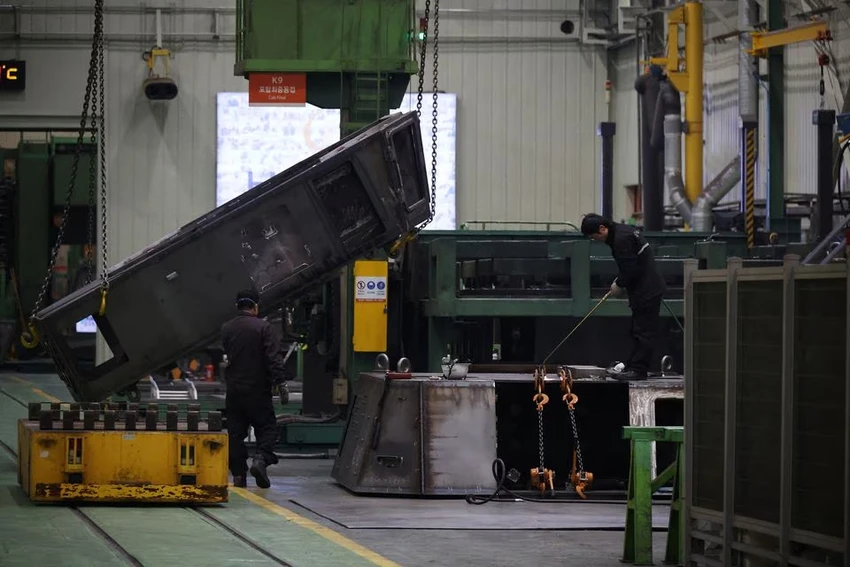 Các kỹ sư của công ty Hanwha Aerospace đang làm việc trên một bộ phận của lựu pháo tự hành K-9 tại nhà máy ở TP Changwon (HQ) ngày 16-3. Ảnh: REUTERS Các kỹ sư của công ty Hanwha Aerospace đang làm việc trên một bộ phận của lựu pháo tự hành K-9 tại nhà máy ở TP Changwon (HQ) ngày 16-3. Ảnh: REUTERS