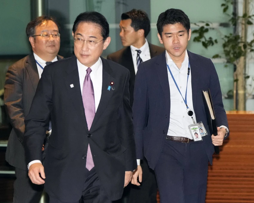 Thủ tướng Nhật Fumio Kishida và con trai cả Shotaro Kishida (phải) tại dinh thủ tướng vào ngày 11-5. Ảnh: KYODO Thủ tướng Nhật Fumio Kishida và con trai cả Shotaro Kishida (phải) tại dinh thủ tướng vào ngày 11-5. Ảnh: KYODO