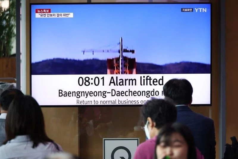 Người dân thủ đô Seoul (Hàn Quốc) xem bản tin về vụ phóng vệ tinh của Triều Tiên ngày 31-5. Ảnh: REUTERS Người dân thủ đô Seoul (Hàn Quốc) xem bản tin về vụ phóng vệ tinh của Triều Tiên ngày 31-5. Ảnh: REUTERS
