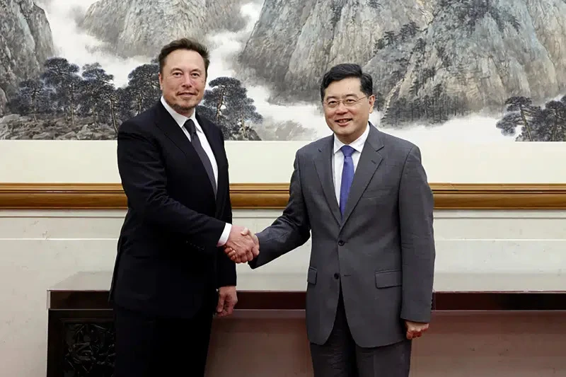 Bộ trưởng Ngoại giao Trung Quốc Tần Cương (phải) và tỉ phú Elon Musk trong cuộc gặp hôm 30-5 tại Bắc Kinh. Ảnh: AP Bộ trưởng Ngoại giao Trung Quốc Tần Cương (phải) và tỉ phú Elon Musk trong cuộc gặp hôm 30-5 tại Bắc Kinh. Ảnh: AP