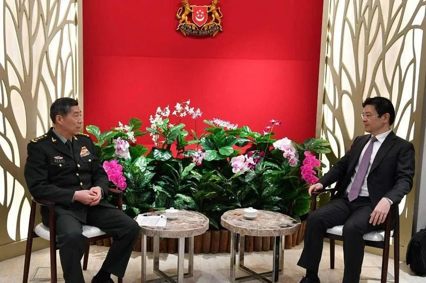 Bộ trưởng Quốc phòng TQ Lý Thượng Phúc (trái) gặp Phó Thủ tướng Singapore Hoàng Tuần Tài tại trụ sở Bộ Tài chính Singapore bên lề Đối thoại Shangri-La 2023 (lần thứ 20) ngày 2-6. Ảnh: STRAITS TIMES Bộ trưởng Quốc phòng TQ Lý Thượng Phúc (trái) gặp Phó Thủ tướng Singapore Hoàng Tuần Tài tại trụ sở Bộ Tài chính Singapore bên lề Đối thoại Shangri-La 2023 (lần thứ 20) ngày 2-6. Ảnh: STRAITS TIMES