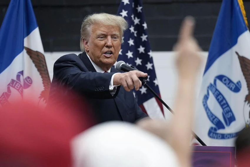 Cựu Tổng thống Donald Trump tại chiến dịch tranh cử ở bang Iowa (Mỹ) ngày 1-6. AP Cựu Tổng thống Donald Trump tại chiến dịch tranh cử ở bang Iowa (Mỹ) ngày 1-6. AP
