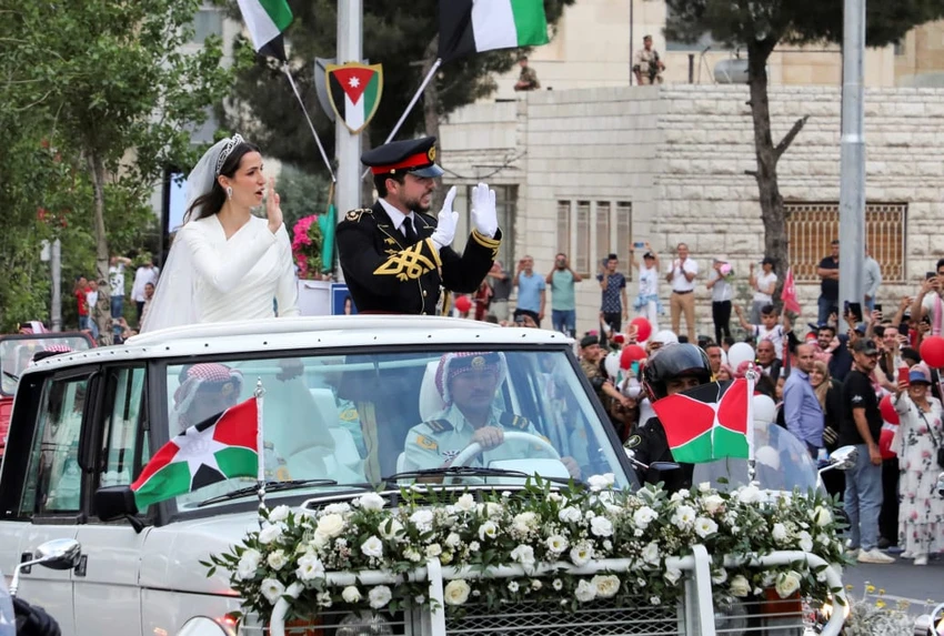Thái tử Jordan Hussein và Thái tử phi Rajwa Alseif vẫy tay chào đám đông trong ngày cưới của họ ở thủ đô Amman (Jordan) ngày 1-6. Ảnh: CNN Thái tử Jordan Hussein và Thái tử phi Rajwa Alseif vẫy tay chào đám đông trong ngày cưới của họ ở thủ đô Amman (Jordan) ngày 1-6. Ảnh: CNN